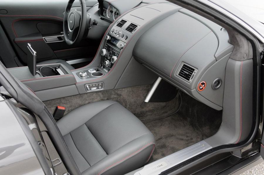 Интерьер Aston Martin Rapide 2010 года  (NA) (фото 38 из 57)
